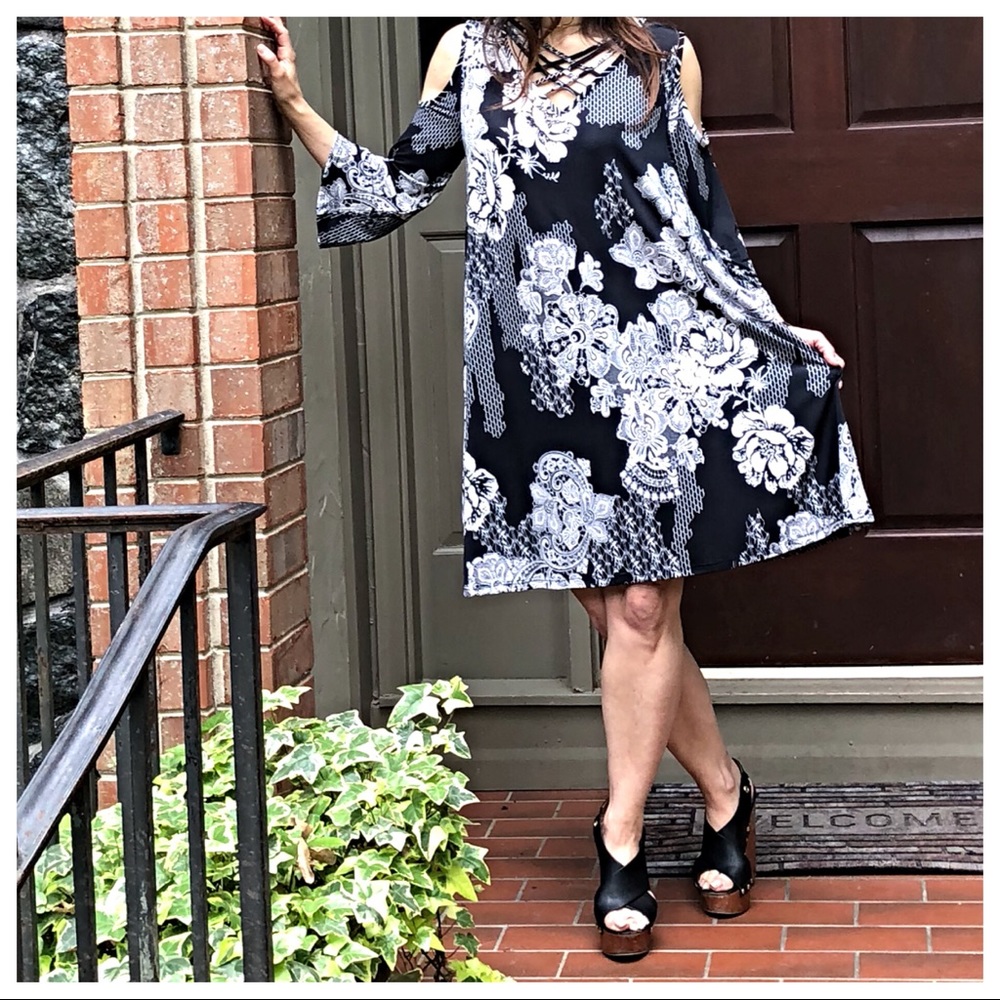 Triple lattice cold shoulder floral dress - Picture 2 of 7